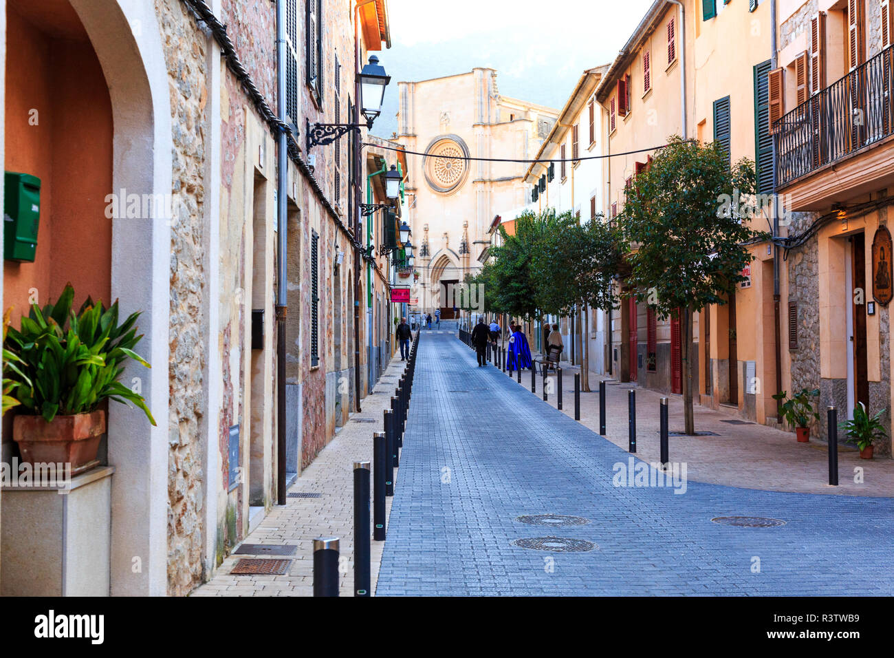 Isole Baleari Spagna, Mallorca. Strada principale per Esporles Esglesia de Sant Pere, chiesa di San Pietro. Foto Stock