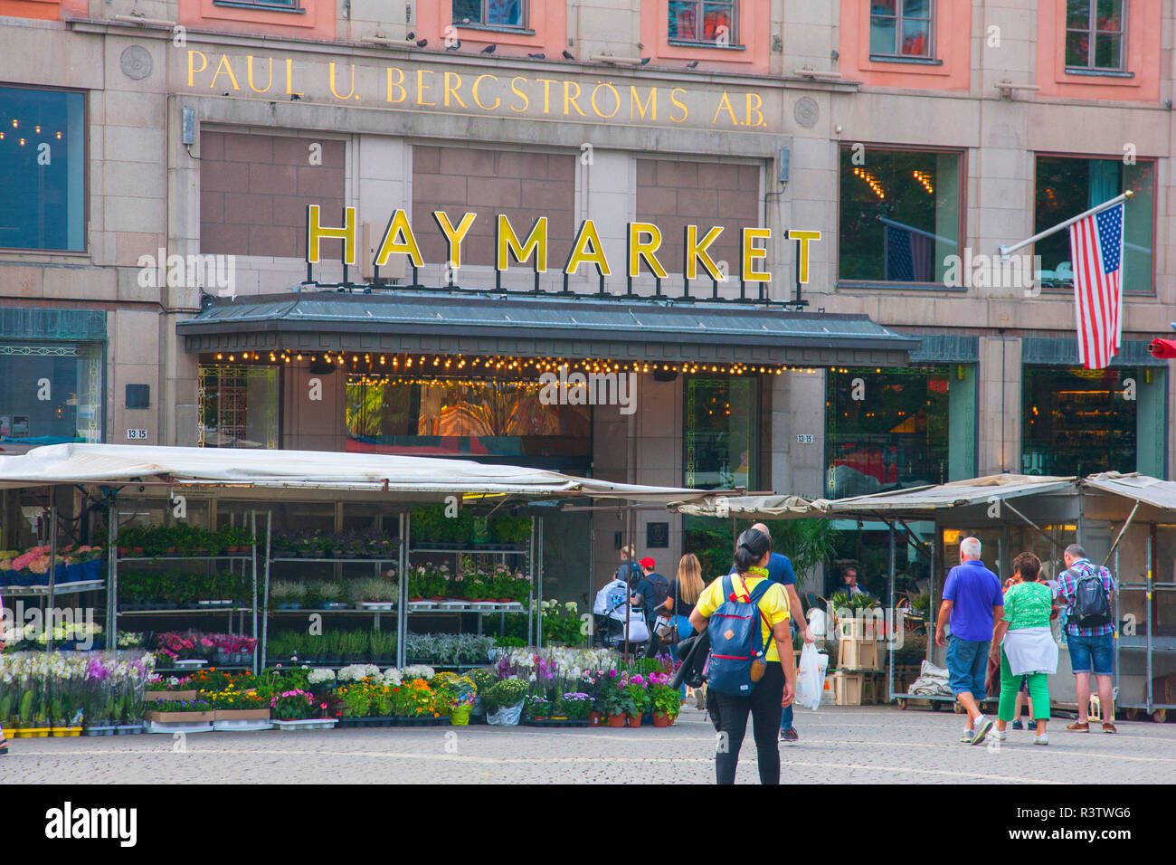 Il mercato dei fiori si trova nella vecchia Piazza di Haymarket a Stoccolma a cui è stata in vigore dal 1700. Foto Stock