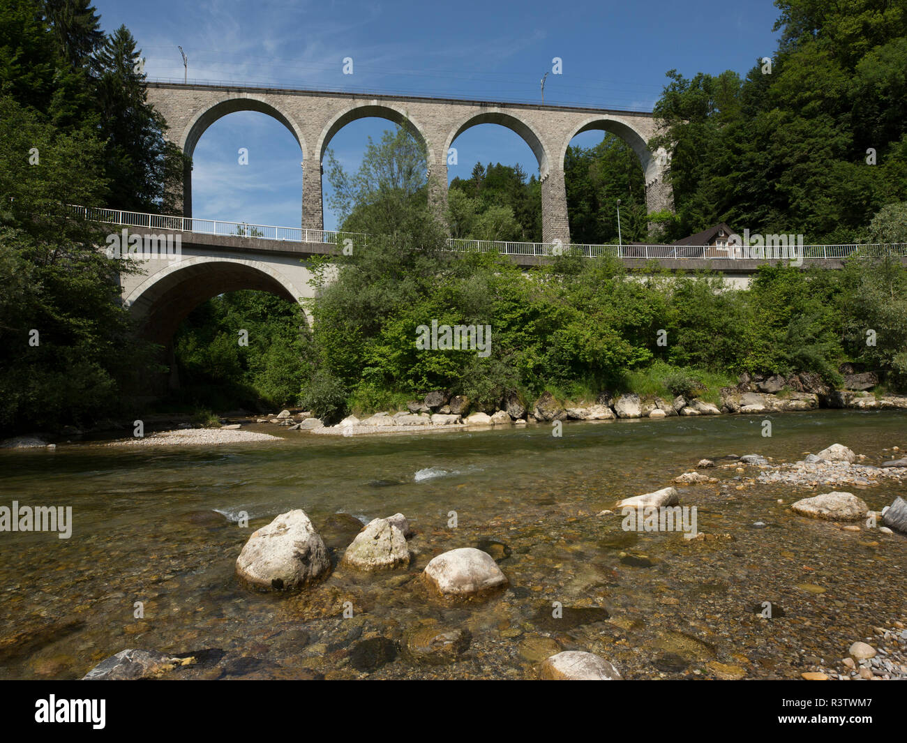 Treno ad arco ponte costruito sopra il fiume gio in, Svizzera Foto Stock