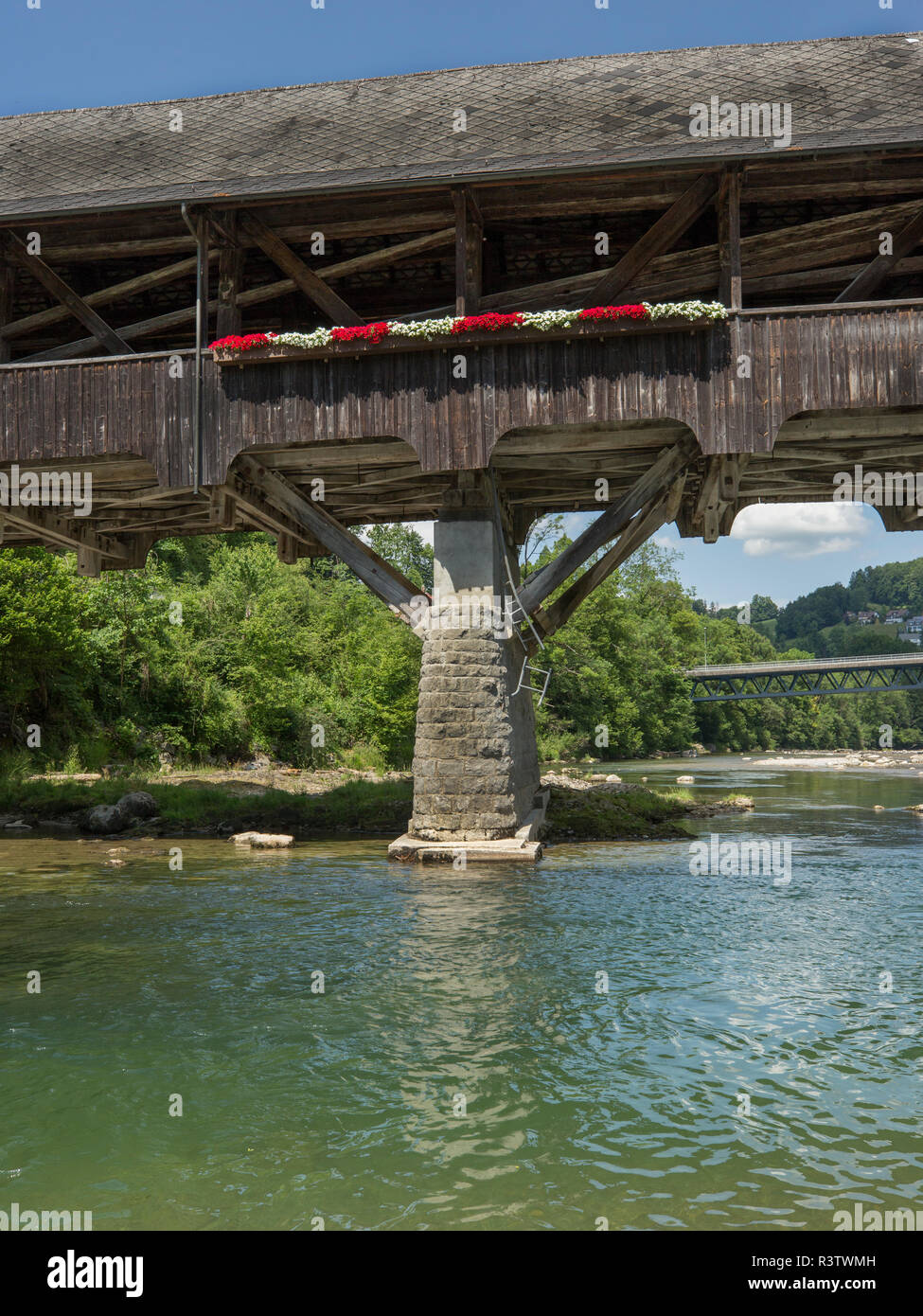 Oggetto ponte sul fiume svizzero con il rosso e bianco fioriera Foto Stock