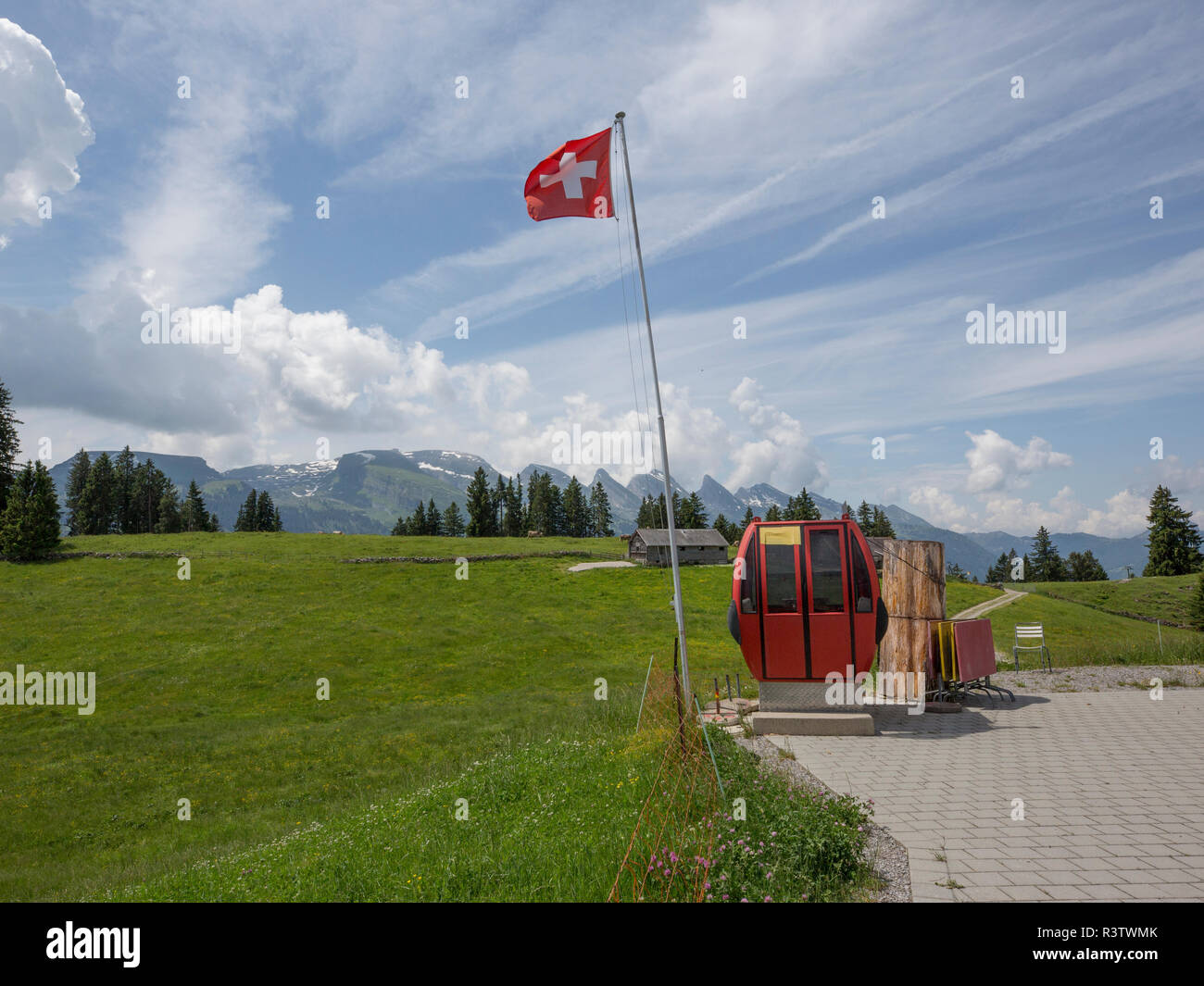 Bandiera svizzera in cima alpi svizzere in Bergrestaurant Gamplut Area vicino Wildhaus Gabrille Foto Stock