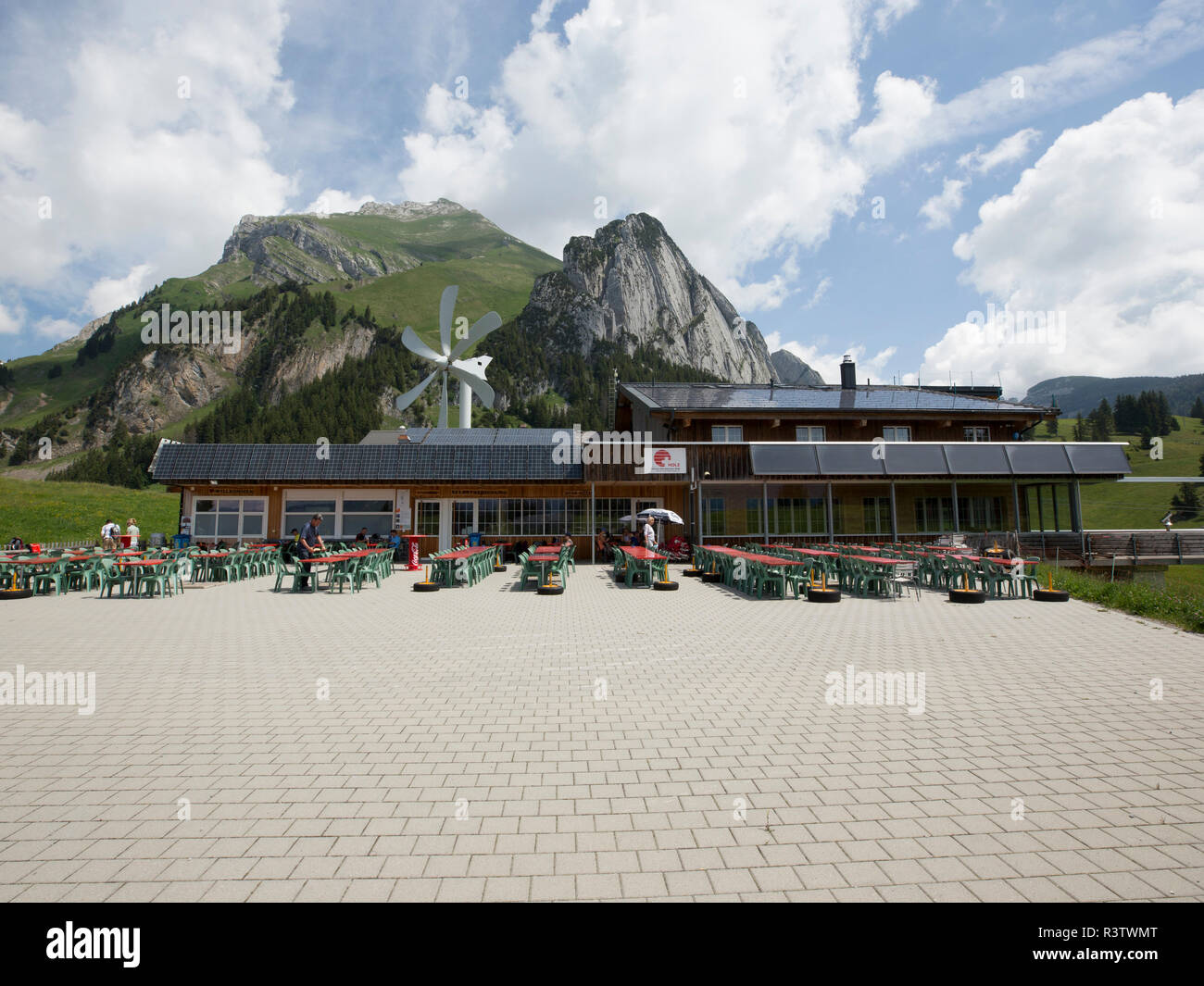 Pranzo al Alpi Svizzere ristorante esterno montagne sullo sfondo Foto Stock