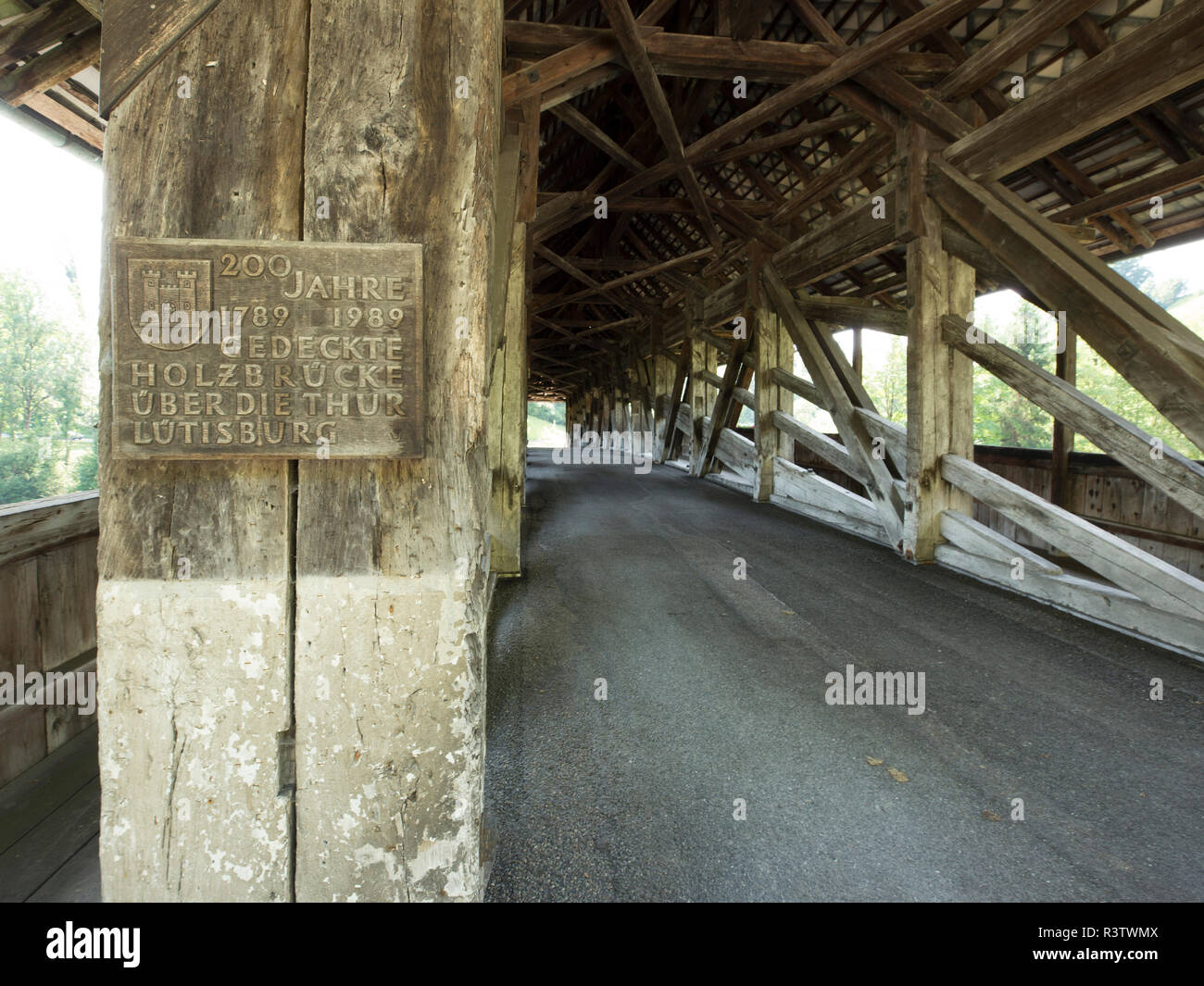 230 Anno Vecchio ponte coperto in Svizzera, Spanning il Gio River vicino Lutisburg e Holzbrucke Foto Stock