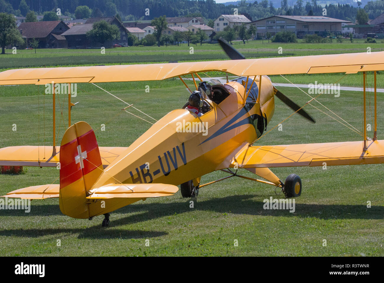 Due piloti pronti per il decollo campo in erba, Svizzera Foto Stock