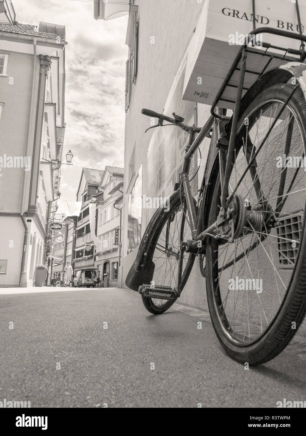 Bicicletta Vintage in bianco e nero che trasportano il vino cassa appoggiata contro la parete Foto Stock