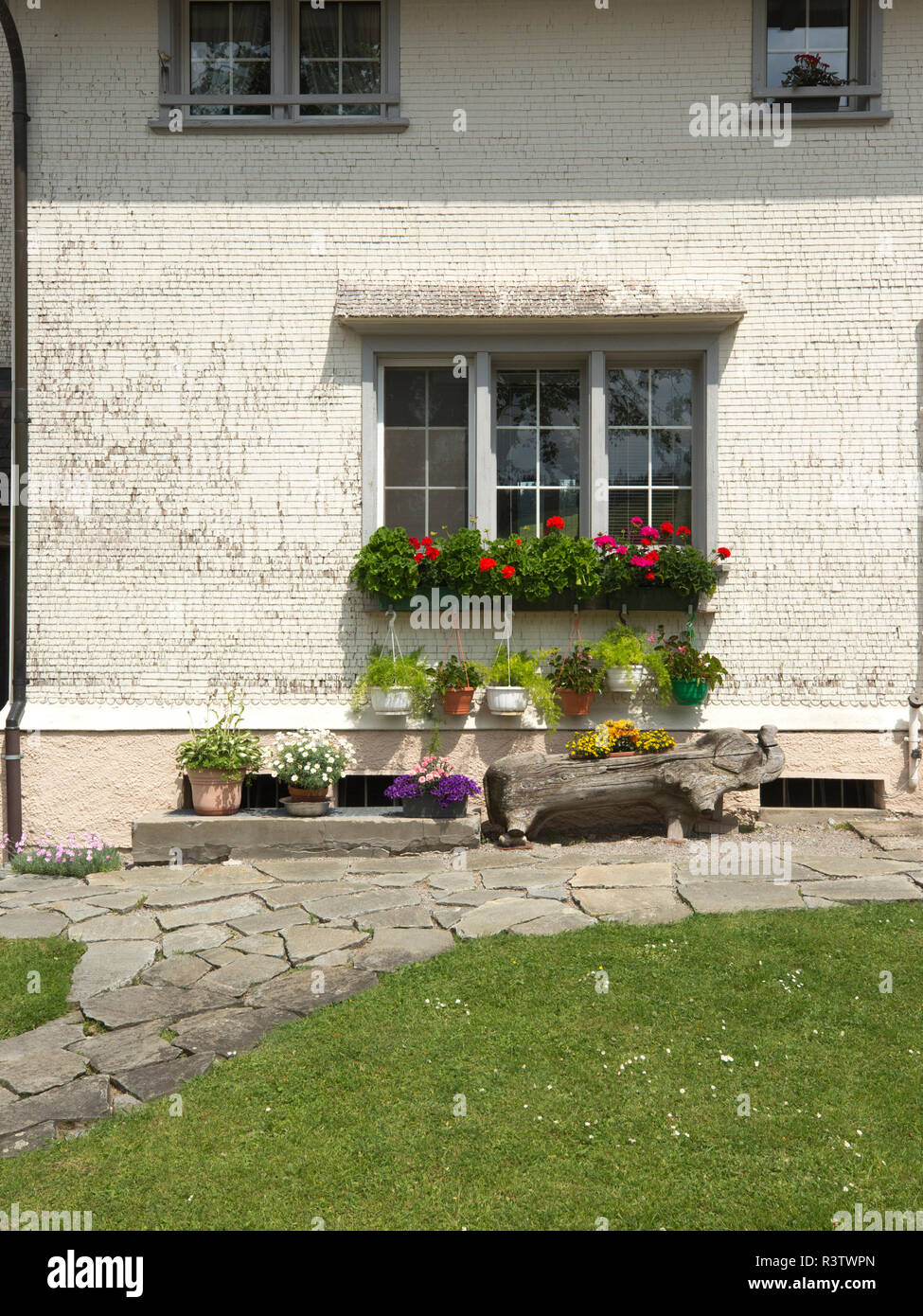 Tradizionale casa svizzera con fiori estivi in Window box Foto Stock