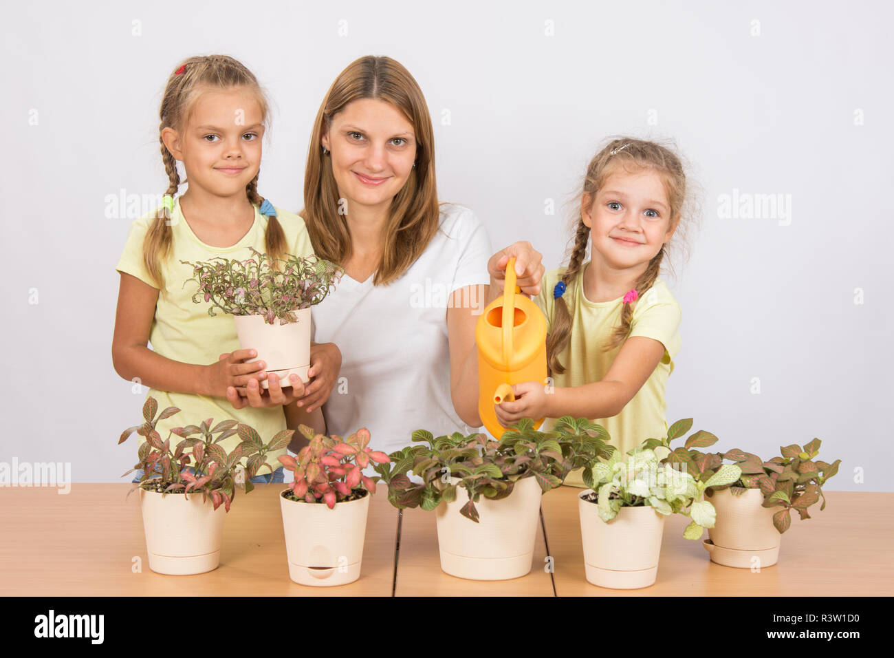 Mamma e figlia Fitton innaffiato da un annaffiatoio Foto Stock