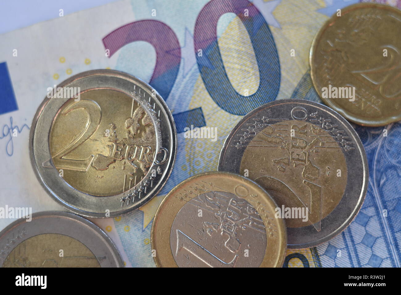 Monete metalliche in euro su un 20 euro nota Foto Stock