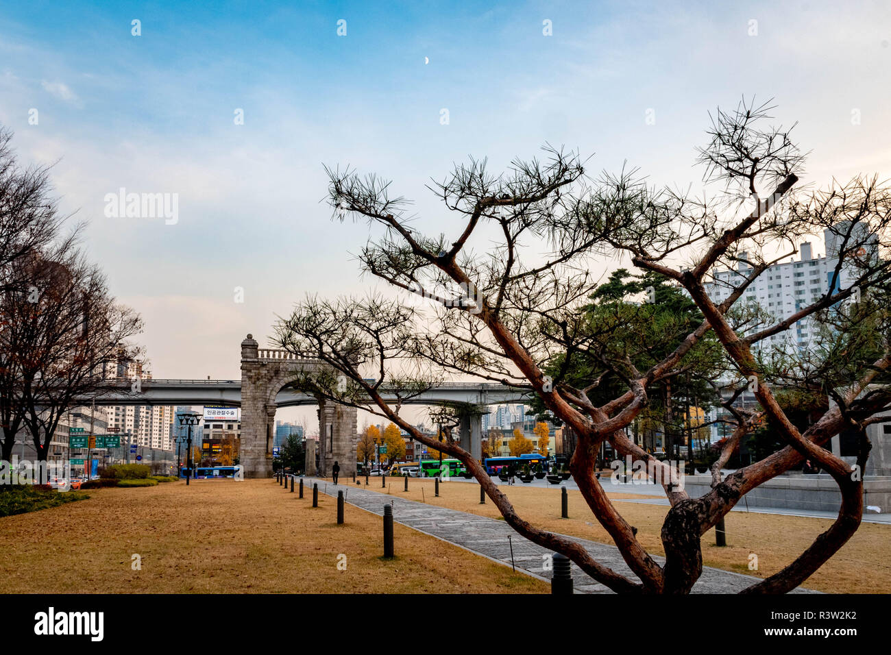 Indipendenza Gate Park a Seul in Corea. Questo parco con un Centro Visitatori comprende un museo in una ex prigione e le rovine di un antico cancello. Foto Stock