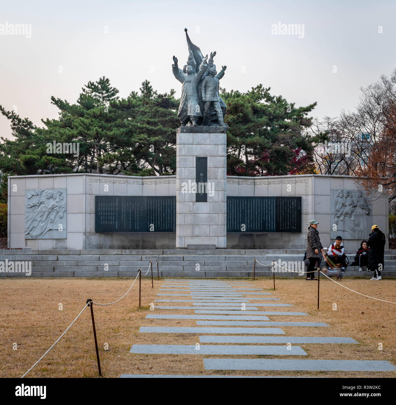 Indipendenza Gate Park a Seul in Corea. Questo parco con un Centro Visitatori comprende un museo in una ex prigione e le rovine di un antico cancello. Foto Stock
