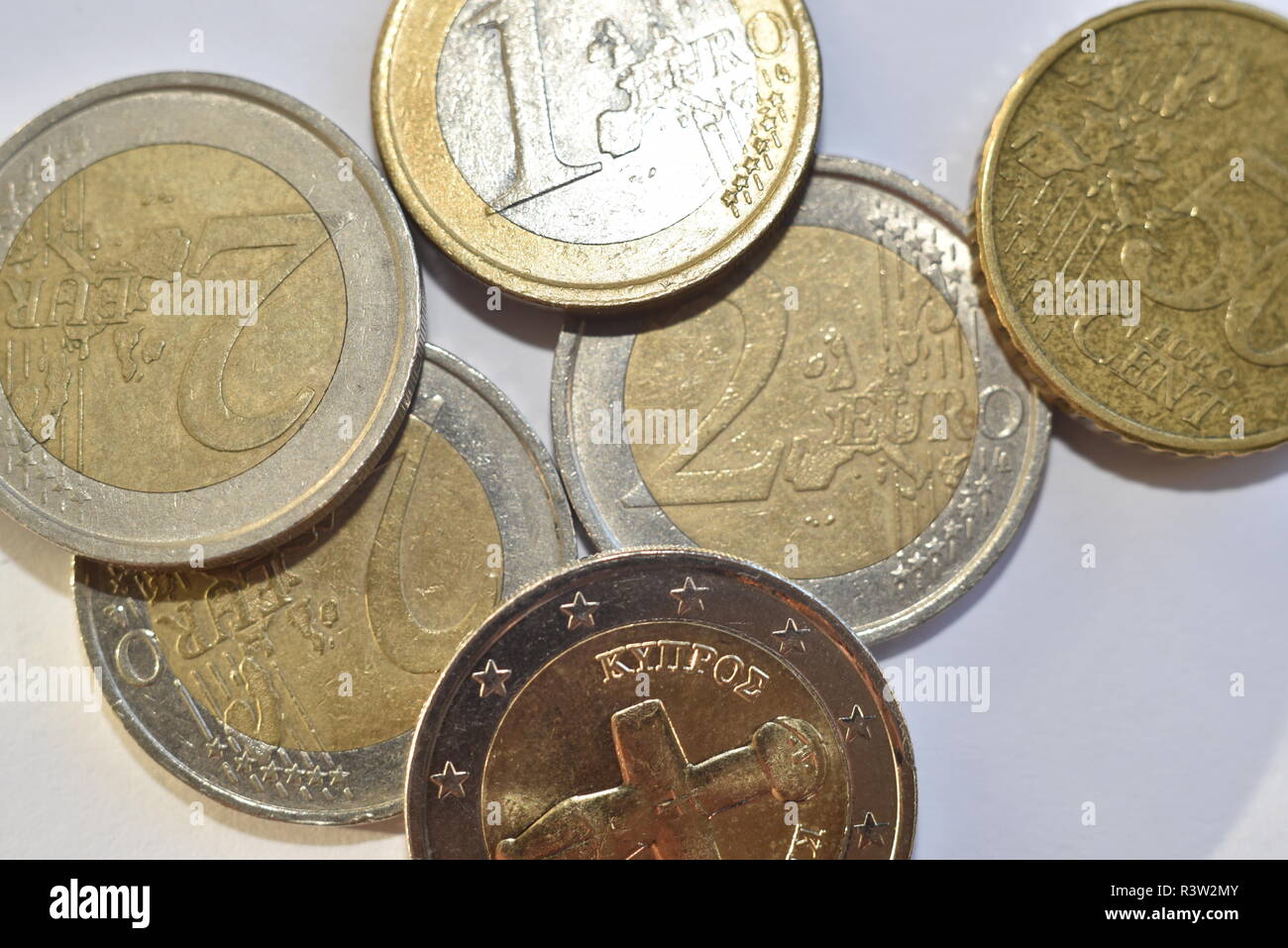 Monete metalliche in euro su uno sfondo semplice Foto Stock