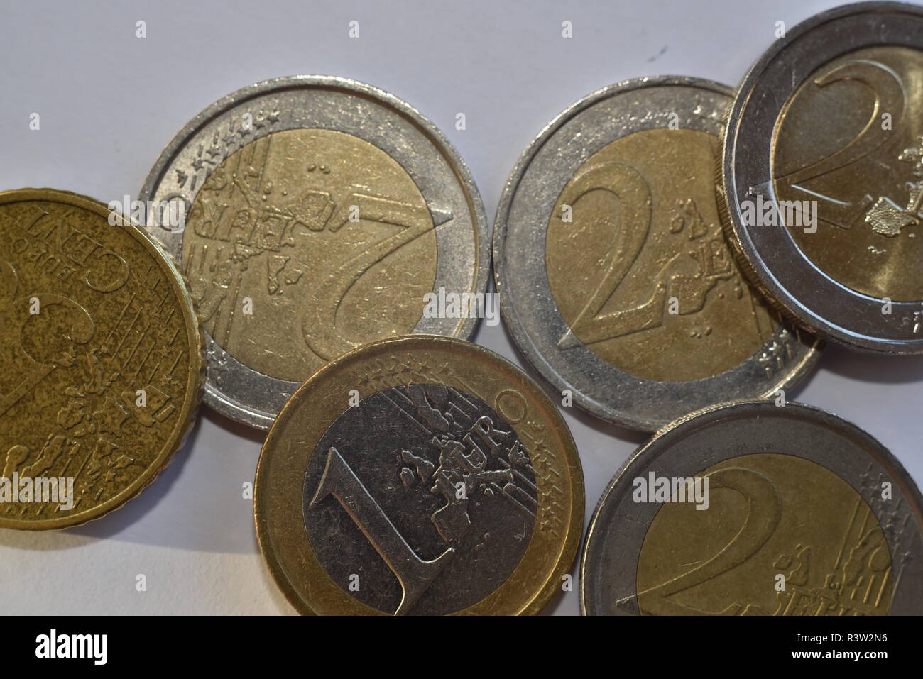 Monete metalliche in euro su uno sfondo semplice Foto Stock