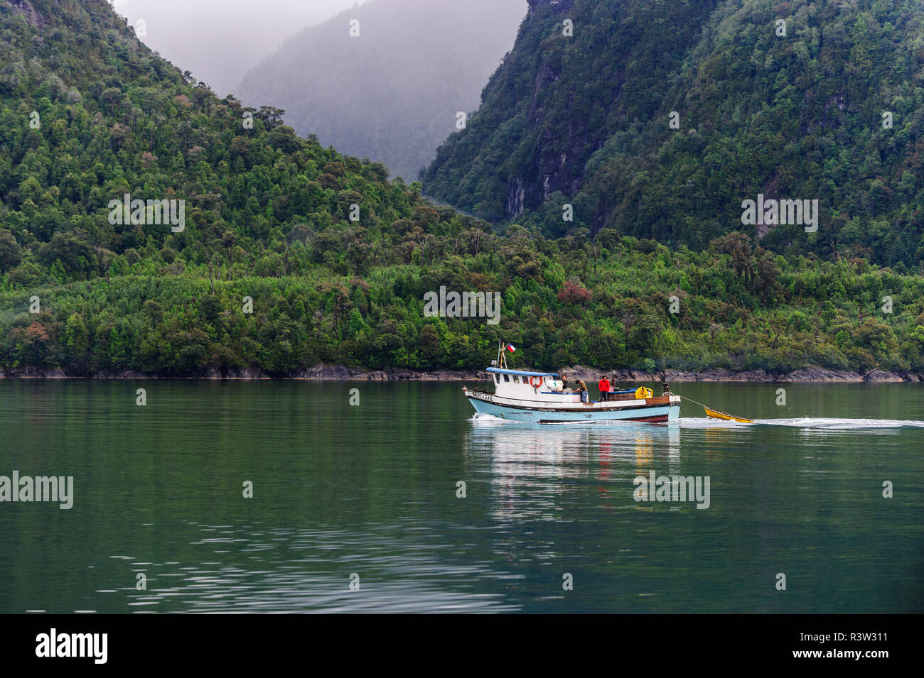 Il Cile, Patagonia, Lake District, Pumalin Parco Nazionale. Barca da pesca in Estero Renihue. Foto Stock