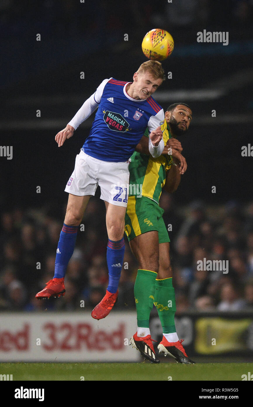 Flynn Downes di Ipswich Town guarda a vincere una testata in aria contro Matt Phillips di West Bromwich Albion - Ipswich Town v West Bromwich Albion, Sky Foto Stock