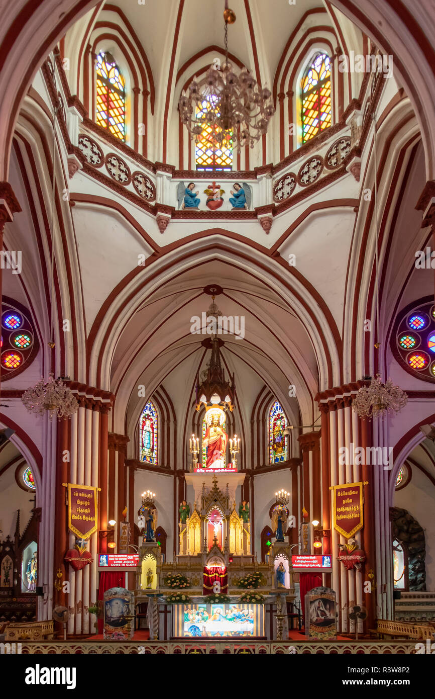 Altare della Basilica del Sacro Cuore di Gesù, Pondicherry, Tamil Nadu, India Foto Stock