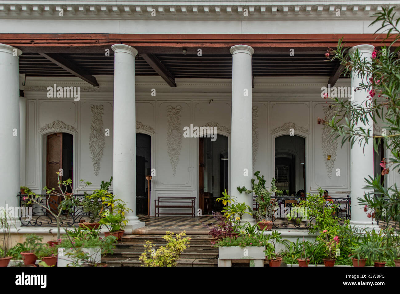Pillared edificio coloniale, il quartiere francese, Pondicherry, Tamil Nadu, India Foto Stock