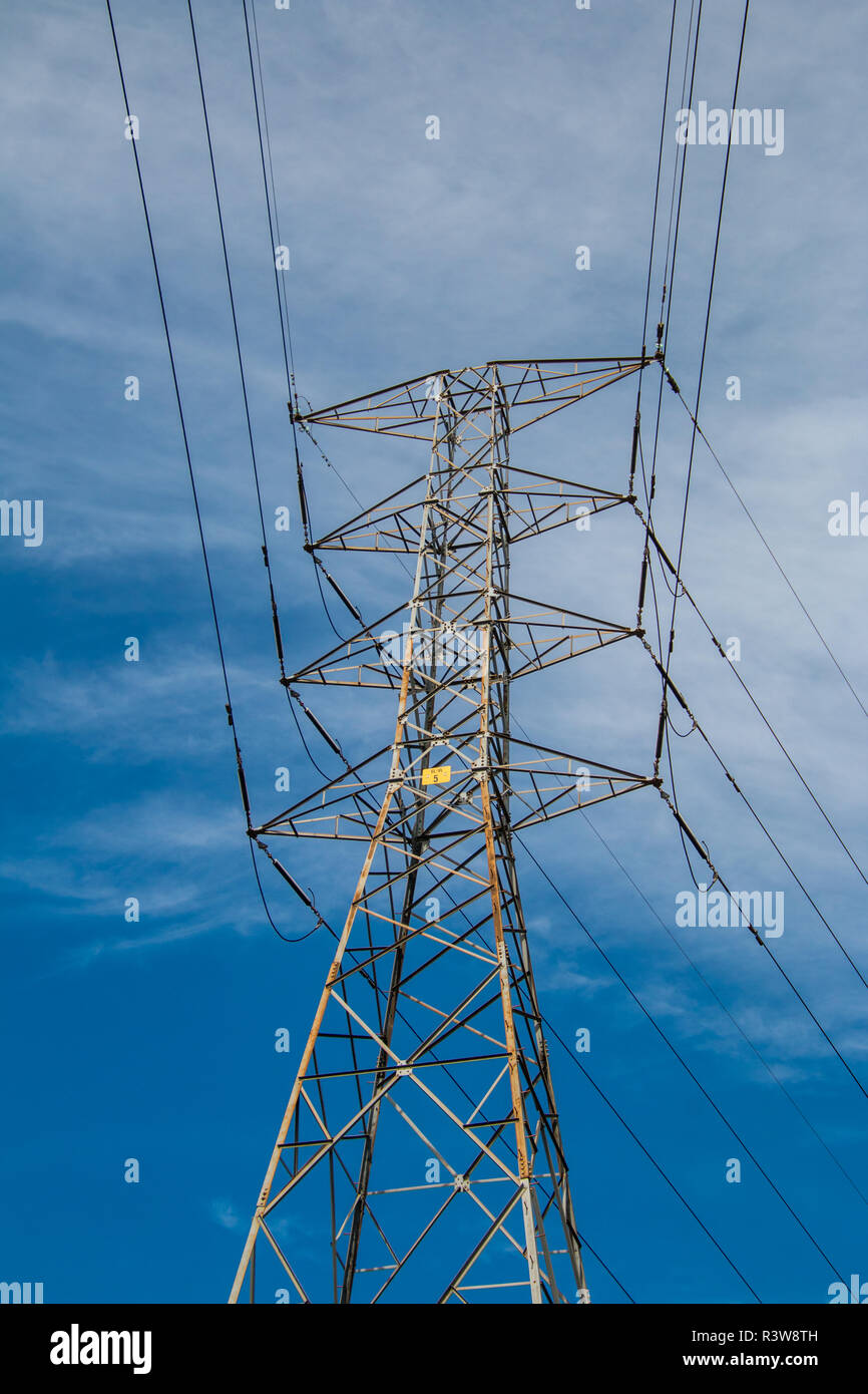 Elettricità pilone con cielo blu e nuvole bianche Foto Stock