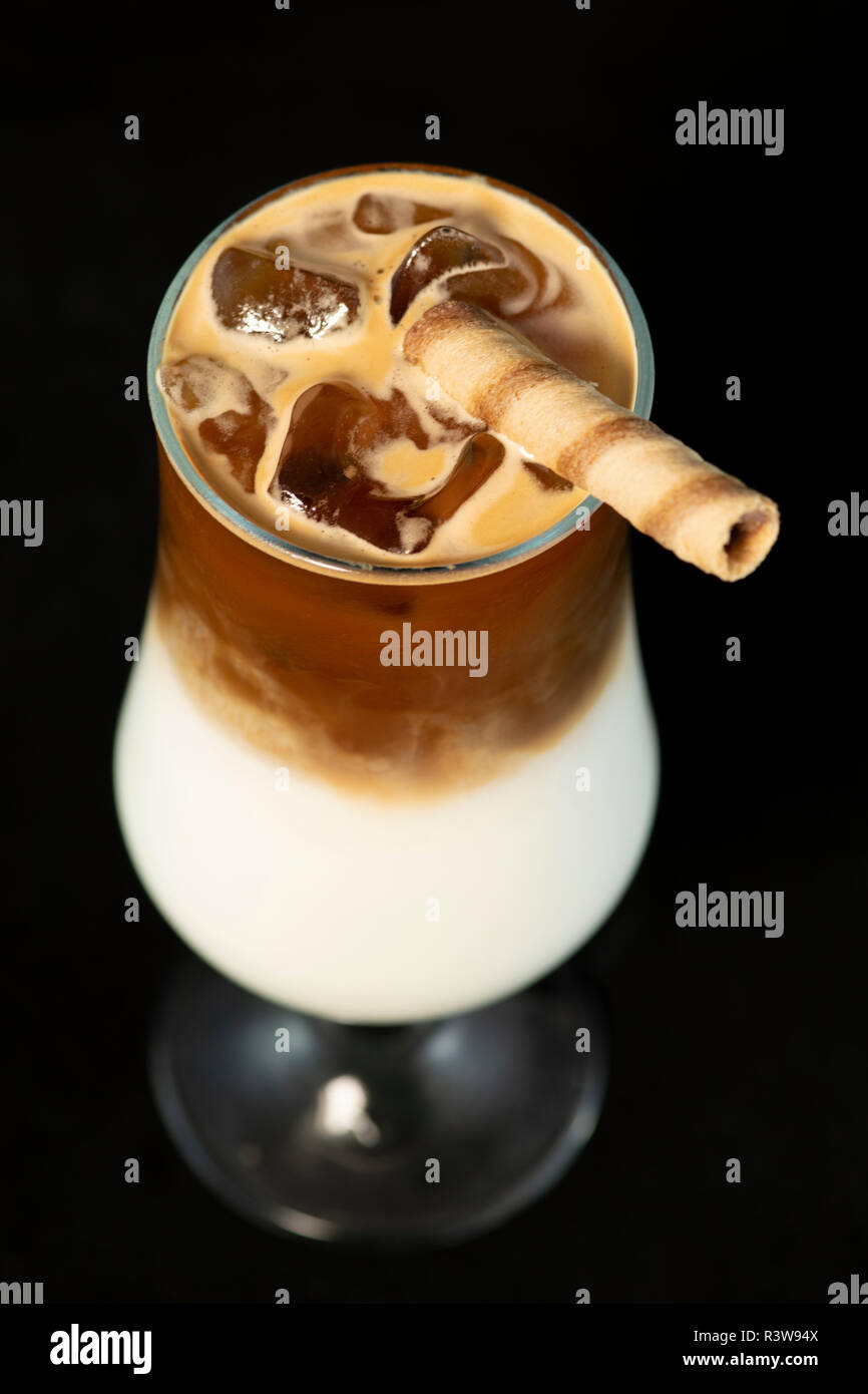 Bevande cocktail di caffè con il liquore al caffè e latte isolate con sfondo nero Foto Stock