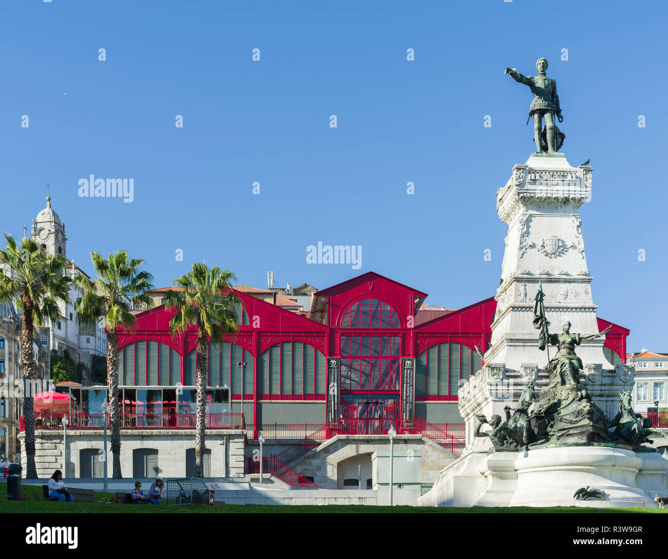 La città vecchia con il Mercado Ferreira Borges e il monumento Infante d Henrique. La città vecchia è elencato come patrimonio mondiale dell'UNESCO. Portogallo Foto Stock