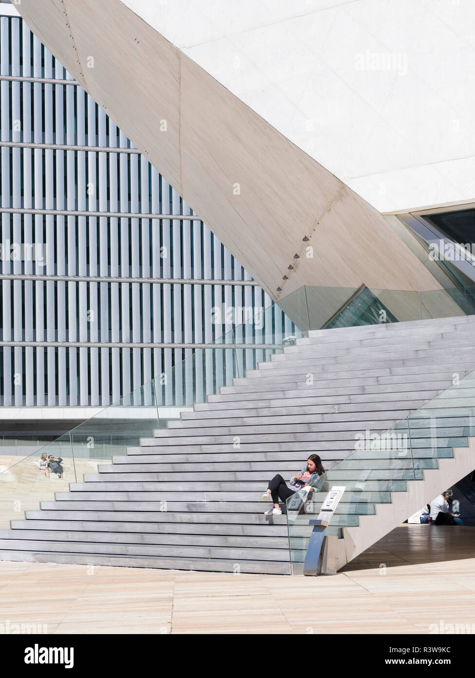 Casa da Musica, la moderna sala da concerto dell'architetto Rem Koolhaas. La città vecchia è elencato come patrimonio mondiale dell'UNESCO. Portogallo Foto Stock