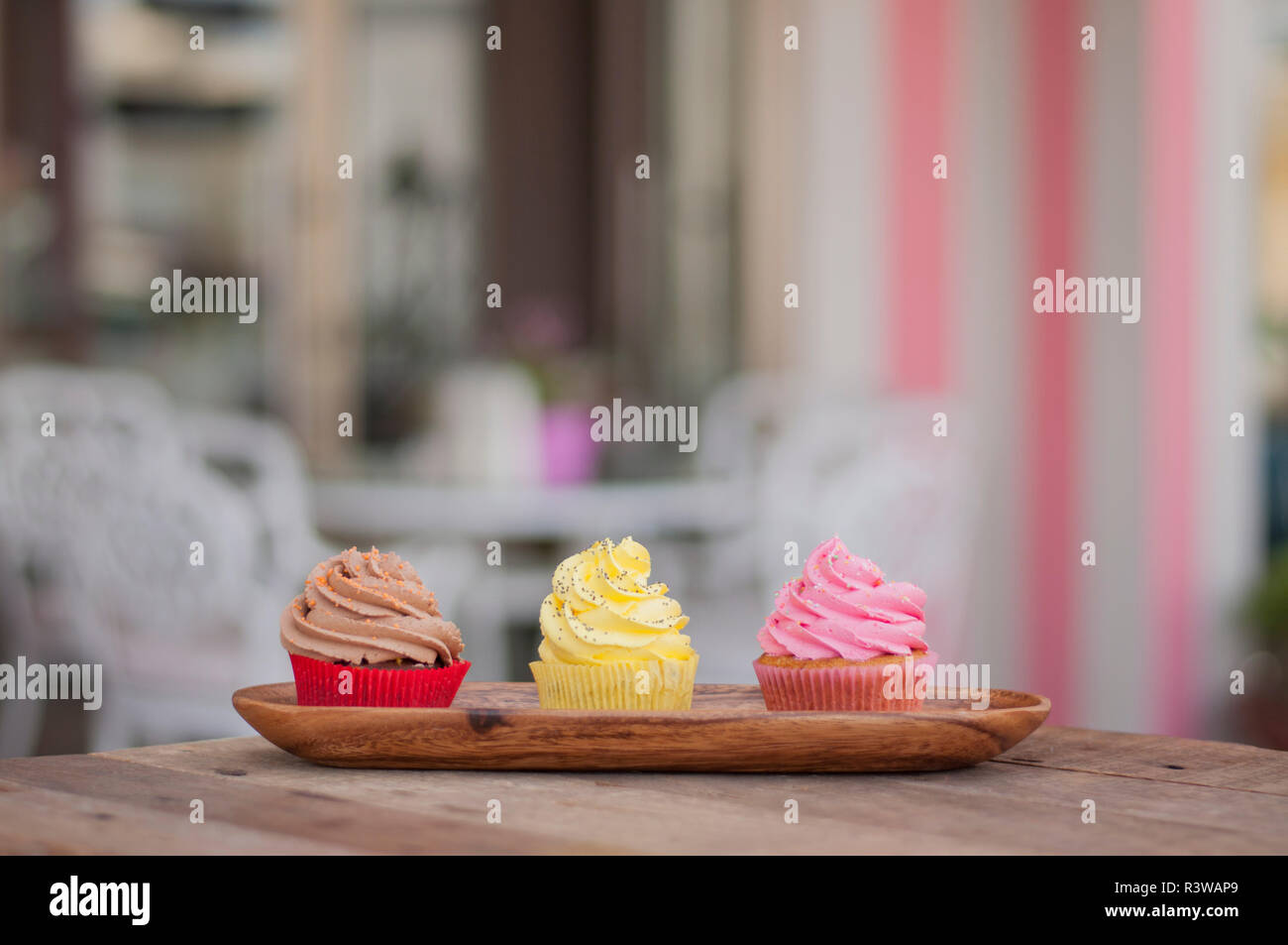 Tortini colorati sul tavolo di legno Foto Stock