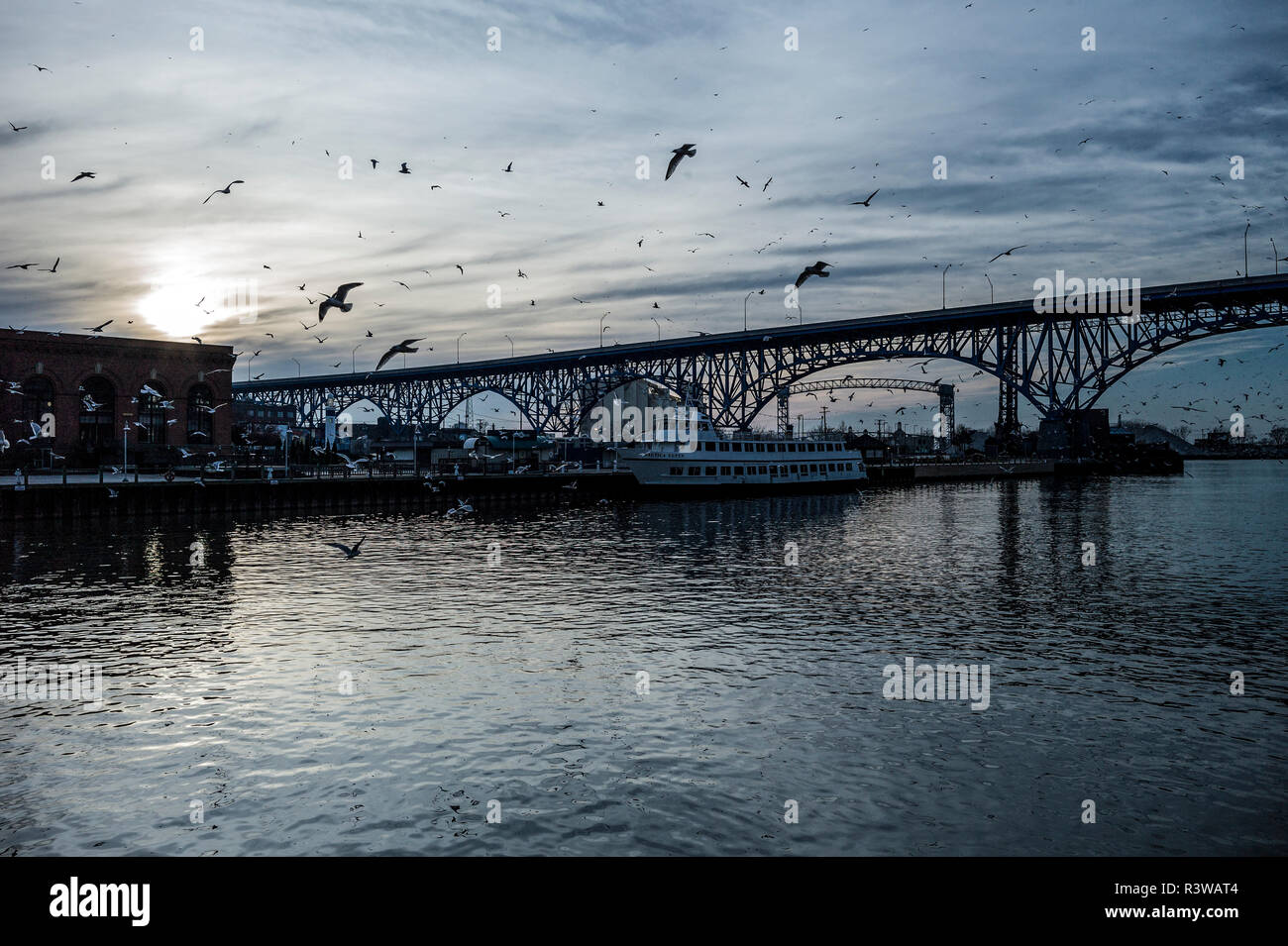La foce del fiume Cuyahoga industriale in Cleveland, Ohio. Foto Stock