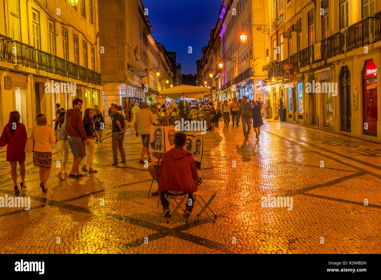 L'artista di strada Shoppers Rua Augusta, negozi e ristoranti, street con piastrelle bianche e nere, Baixa, Lisbona, Portogallo. Foto Stock