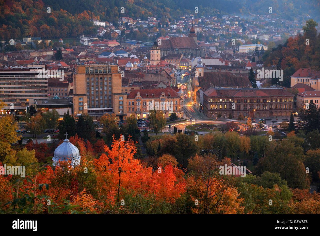 La Romania, Transilvania, Brasov, vista città. Modifica dei colori dell'autunno. Buna Vestire Chiesa Ortodossa Rumena dome. Foto Stock