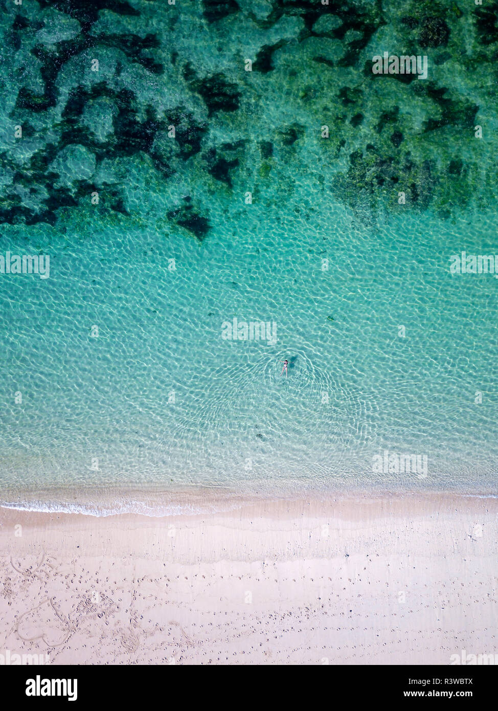 Indonesia, Bali, Melasti, vista aerea del Karma Kandara beach, donna nuoto Foto Stock