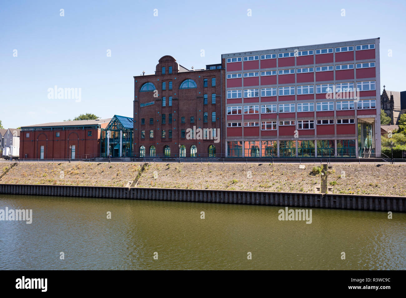 Germania, Duisburg, vista al museo civico al porto interno Foto Stock