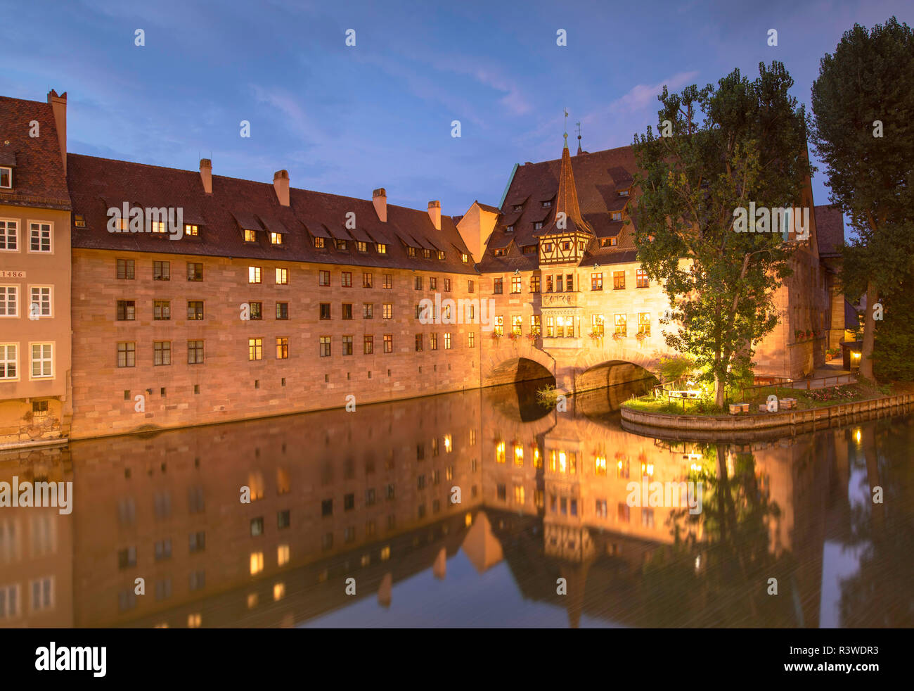 Heilig-Geist Spital sul fiume Pegnitz al crepuscolo, Norimberga, Baviera, Germania Foto Stock