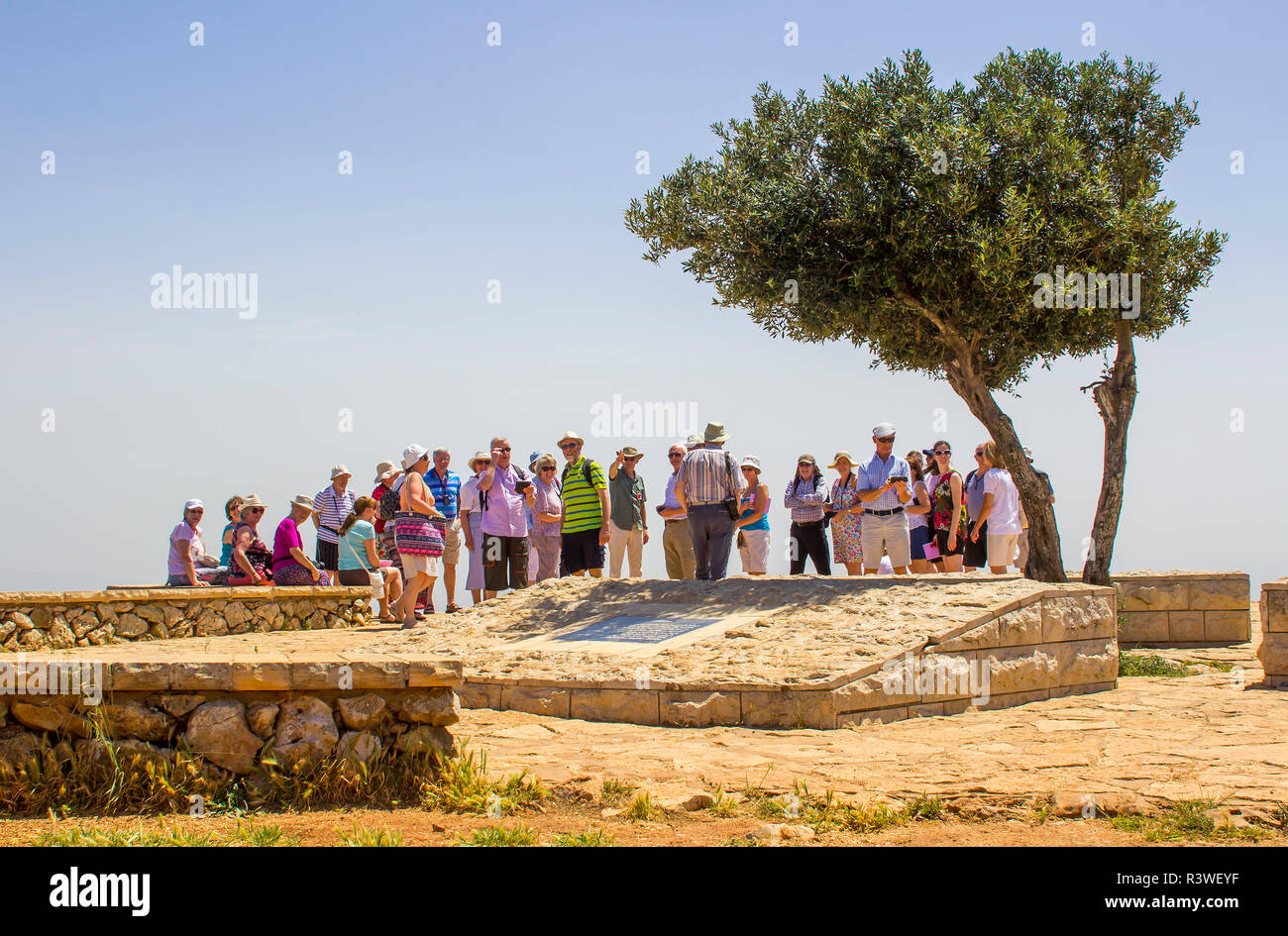 5 maggio 2018 un gruppo di turisti irlandesi in corrispondenza di un punto di vista sul monte precipizio Israele. La tradizione ha questo come il luogo in cui un arrabbiato mob avrebbe gettato J Foto Stock