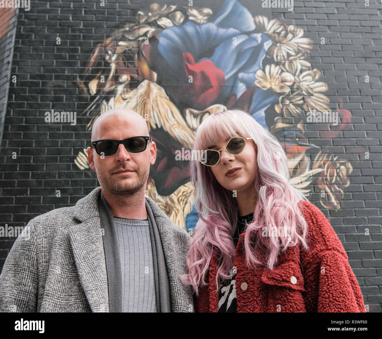 Gary McQueen, nipote di Alexander McQueen e icona della moda Zoe London ha partecipato oggi il lancio di un murale che è stato eretto in Shoreditch solo per una settimana di celebrazione del film 'McQueen' rilasciando questa settimana su DVD e Collector's Edition con: Gary McQueen, Zoe Londra Dove: Londra, Regno Unito quando: 24 Ott 2018 Credit: Scott Garfitt/PinPep/WENN.com Foto Stock