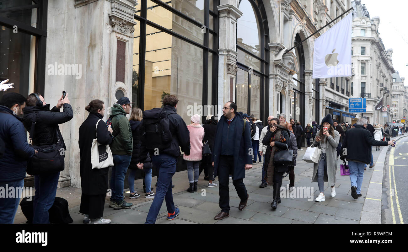 Pic mostra: Venerdì nero gli acquirenti delle vendite sono stati in gran parte oggi deludente intorno a Oxford Street ma ci sono state le code di grandi dimensioni al di fuori di Apple Shop prima di esso Foto Stock