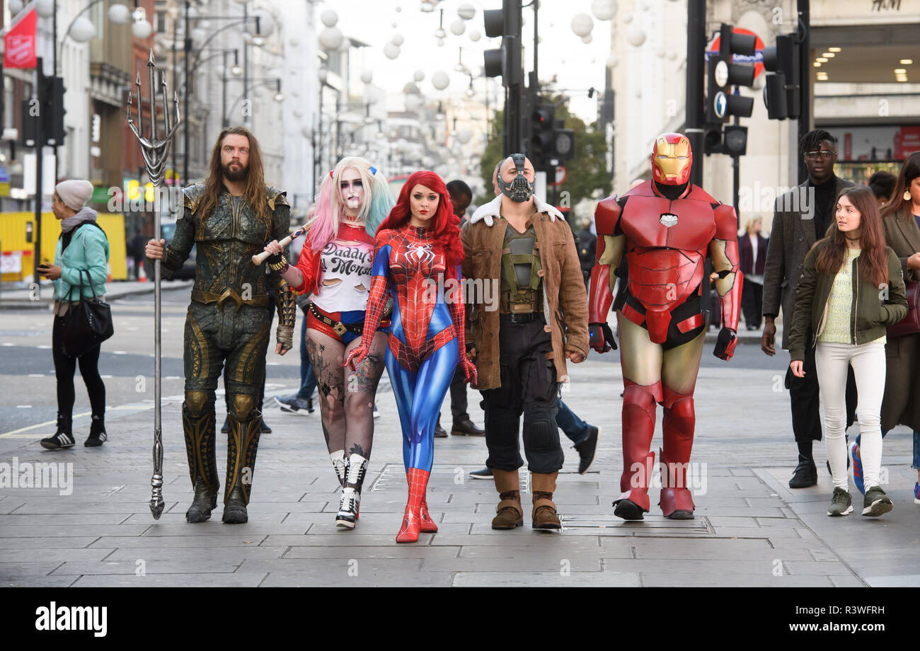 Un gruppo di supereroi e furfanti è sceso su di Londra di questa mattina in anticipo di MCM Comic Con il ritorno alla capitale venerdì. Cosplayers vestito come Ironman, Spiderwoman, Aquaman, Bane e Harley Quinn erano visti a una fermata del bus, su Oxford Street e su un autobus a due piani. MCM Comic Con si terrà dal 26-28 ottobre a Londra ExCeL; visita www.mcmcomiccon.com per biglietti di giorno. Dotato di: atmosfera dove: Londra, Regno Unito quando: 24 Ott 2018 Credit: Jonathan Hordle/PinPep/WENN.com Foto Stock