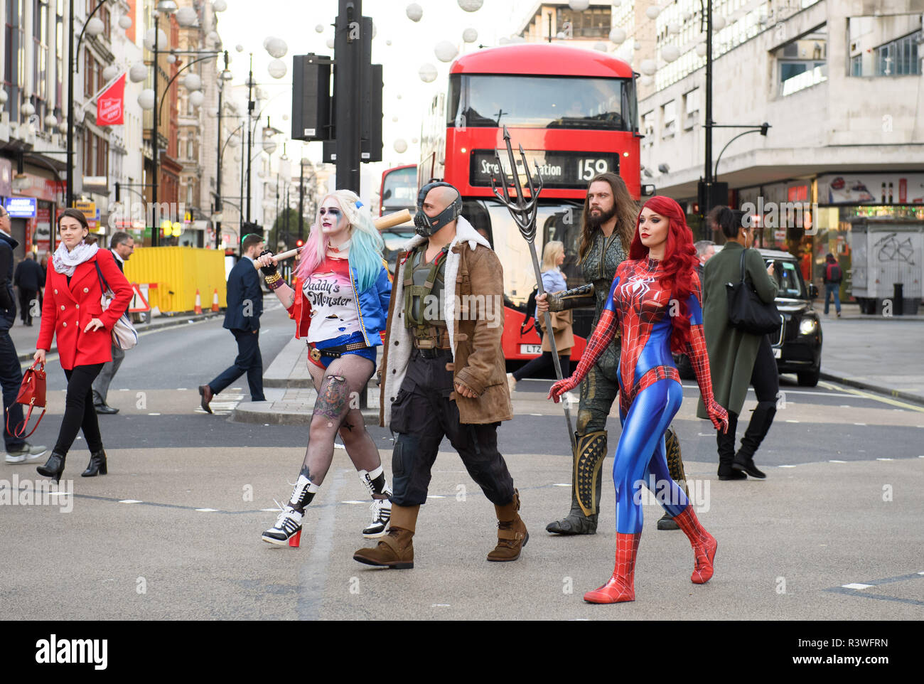 Un gruppo di supereroi e furfanti è sceso su di Londra di questa mattina in anticipo di MCM Comic Con il ritorno alla capitale venerdì. Cosplayers vestito come Ironman, Spiderwoman, Aquaman, Bane e Harley Quinn erano visti a una fermata del bus, su Oxford Street e su un autobus a due piani. MCM Comic Con si terrà dal 26-28 ottobre a Londra ExCeL; visita www.mcmcomiccon.com per biglietti di giorno. Dotato di: atmosfera dove: Londra, Regno Unito quando: 24 Ott 2018 Credit: Jonathan Hordle/PinPep/WENN.com Foto Stock