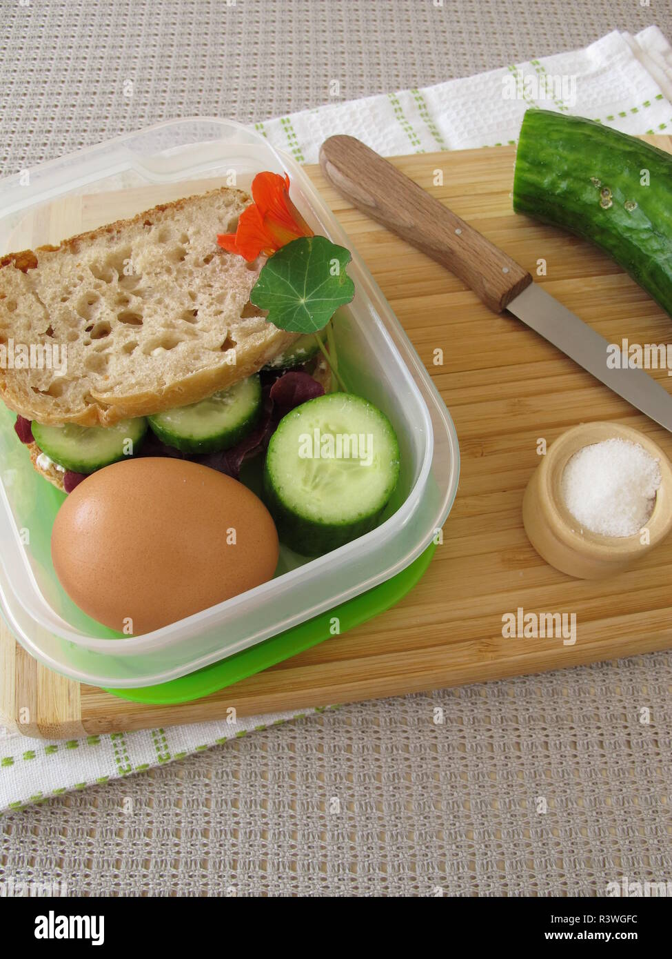 Sandwich al cetriolo nel lunchbox takeaway Foto Stock