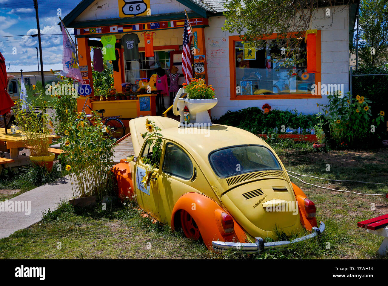 Stati Uniti d'America, Arizona, Seligman. VW bug decora un negozio's yard lungo la Route 66. Foto Stock