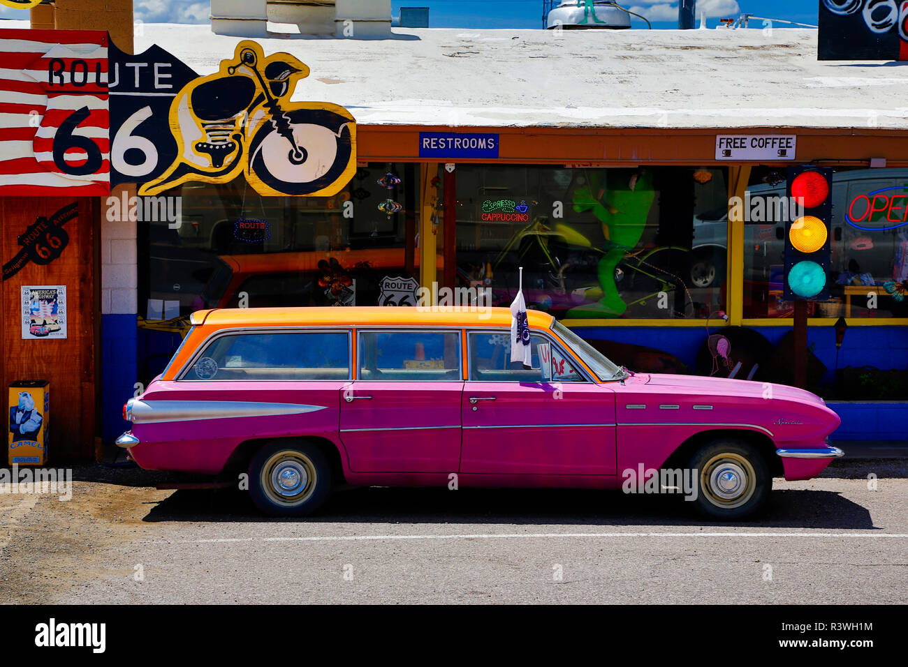 Stati Uniti d'America, Arizona, Seligman. Appariscente di vintage auto al di fuori rotta 66 shop. Foto Stock