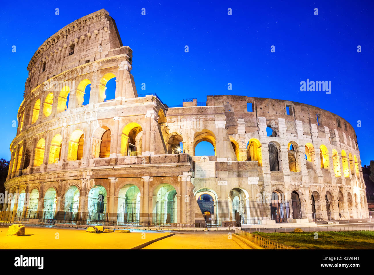Il Colosseo di sera nelle luci sotto il cielo stellato, Rom Foto Stock