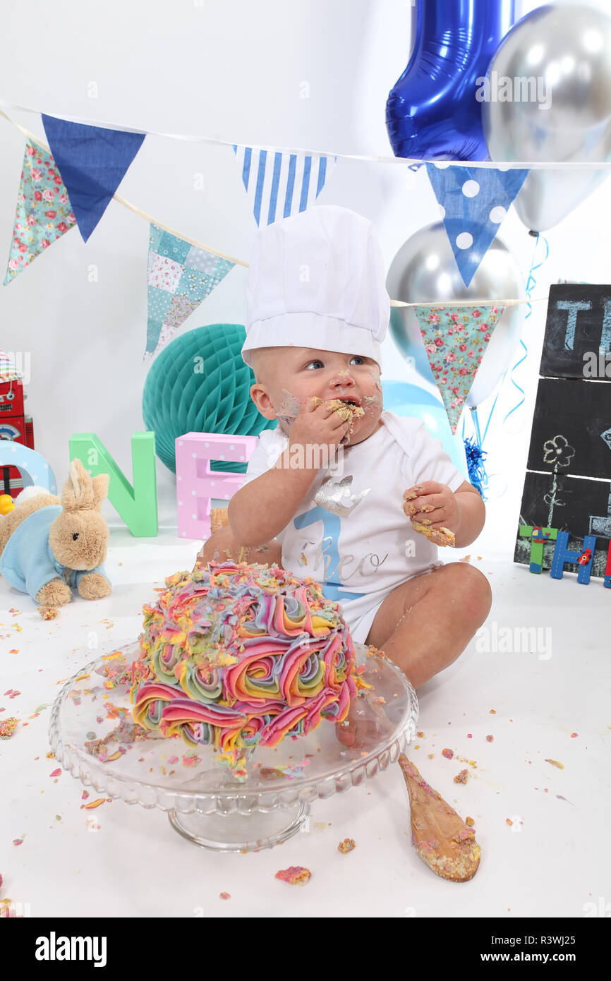 1 anno di età bimbo, torta smash torta di compleanno Foto stock - Alamy