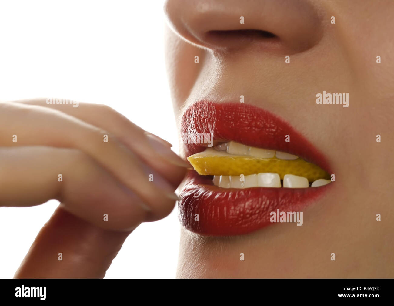 Donna di mangiare succoso limone, close-up labbra sexy su uno sfondo bianco  Foto stock - Alamy