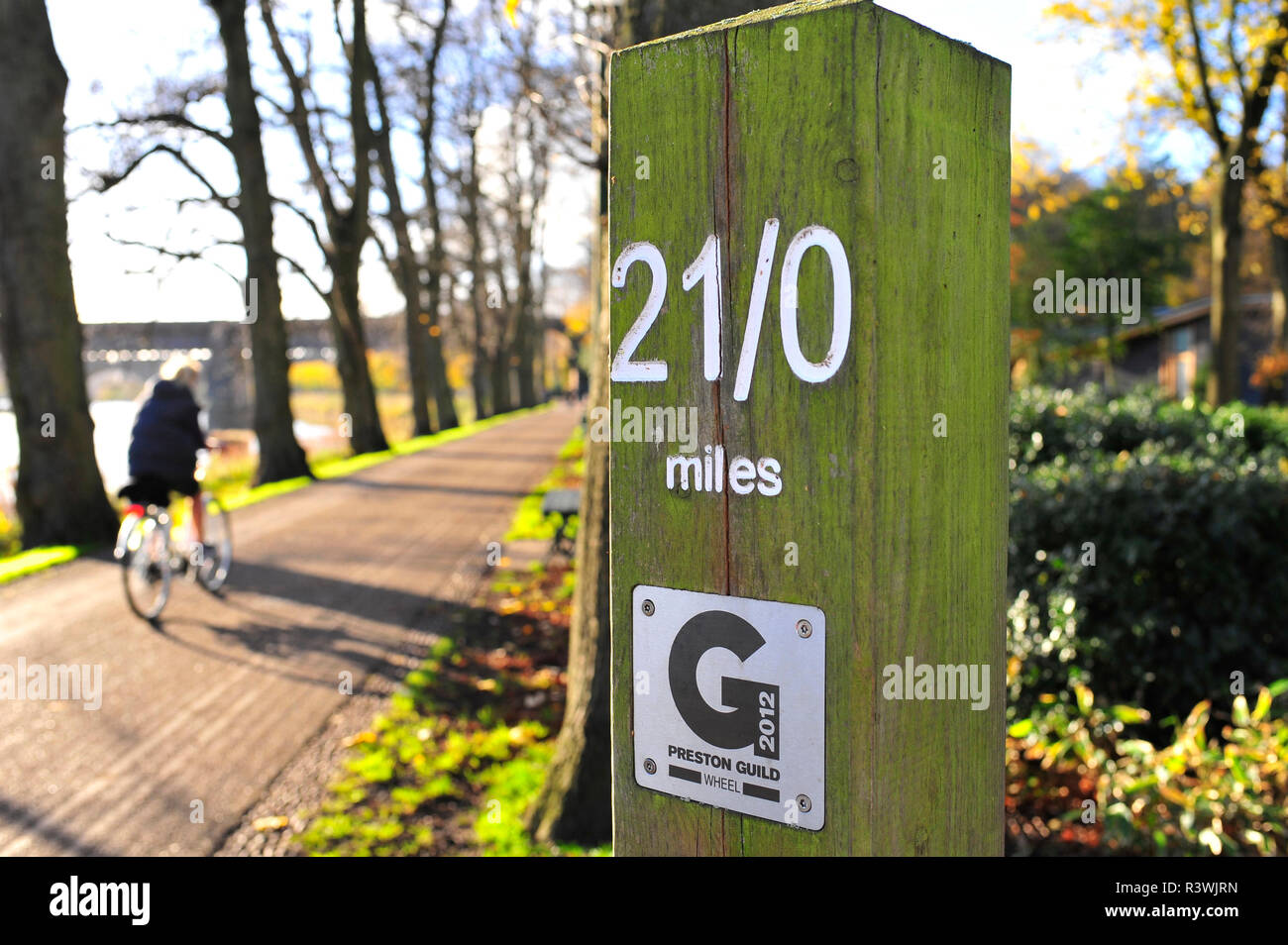 Avviare e terminare il post del Preston Guild a piedi,acceso e in bicicletta percorso circolare attorno a Preston al Parco Avenham dal fiume Ribble Foto Stock Avviare e terminare il post del Preston Guild a piedi,acceso e in bicicletta percorso circolare attorno a Preston al Parco Avenham dal fiume Ribble Foto Stock