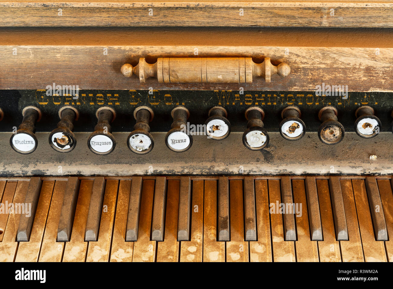 Il pianoforte in school house, Bodie State Historic Park, California. Foto Stock
