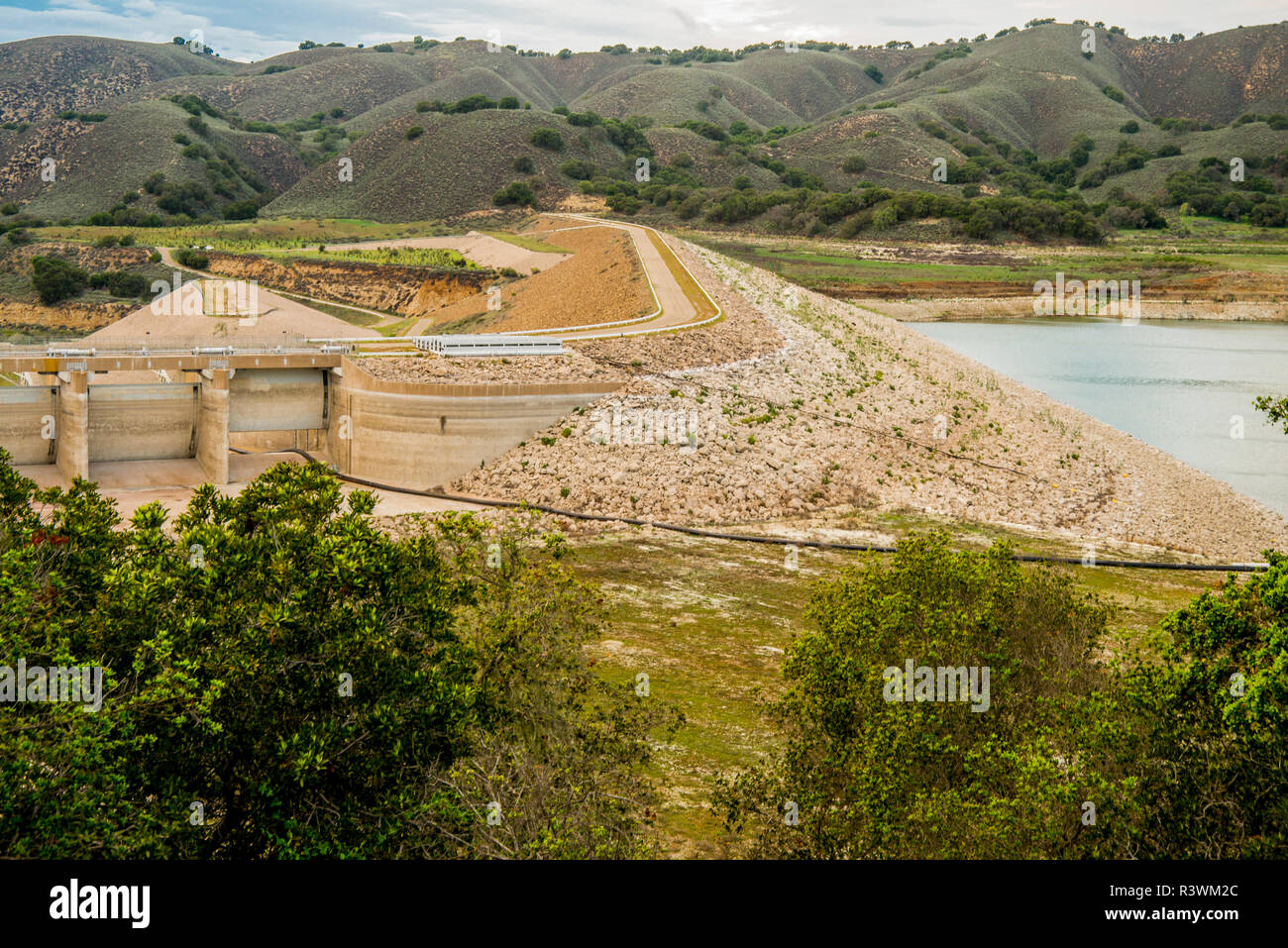 Stati Uniti d'America, in California. Santa Barbara County, Santa Ynez Valley, Cachuma lago della diga di Bradbury, dopo 5 anni di siccità, il serbatoio a 14,8% della capacità Foto Stock