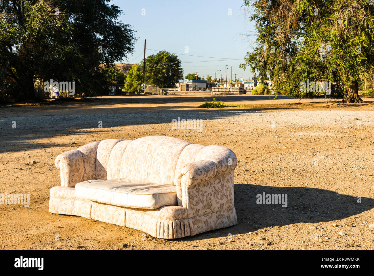 Stati Uniti d'America, nel sud della California. California siccità Spotlight 3-Rte 66 Expedition, Victorville, hobo divano guardando verso il Mojave River Foto Stock