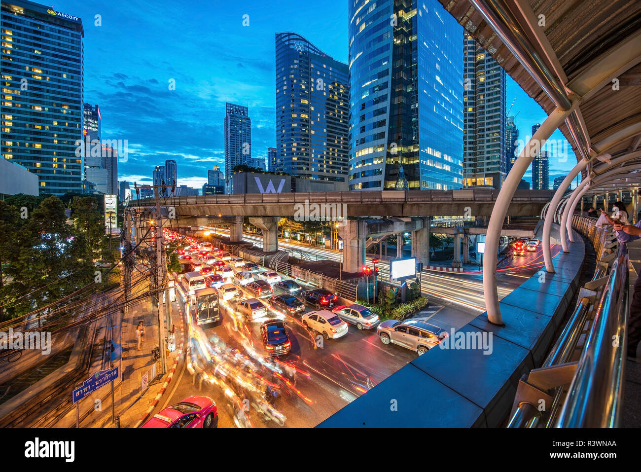 BANGKOK, Tailandia - 31 Luglio: questa è una vista serale del centro città edifici dal famoso Chong Nonsi ponte pedonale sulla luglio 31, 2018 in Bang Foto Stock