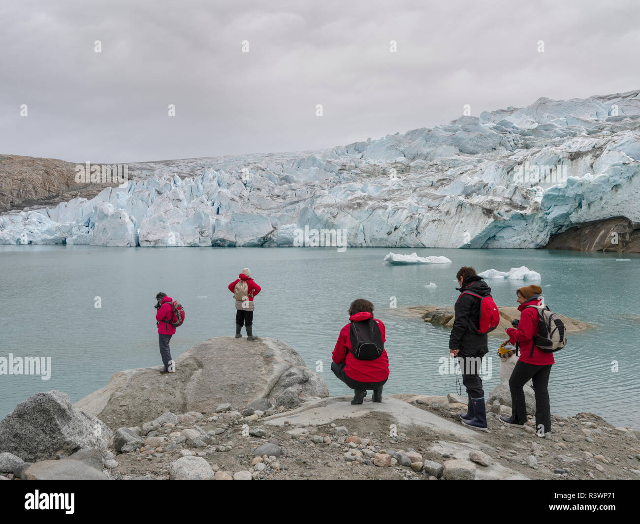 I turisti vicino i ghiacciai in Qalerallit Imaa fiordo. Groenlandia meridionale, Danimarca Foto Stock