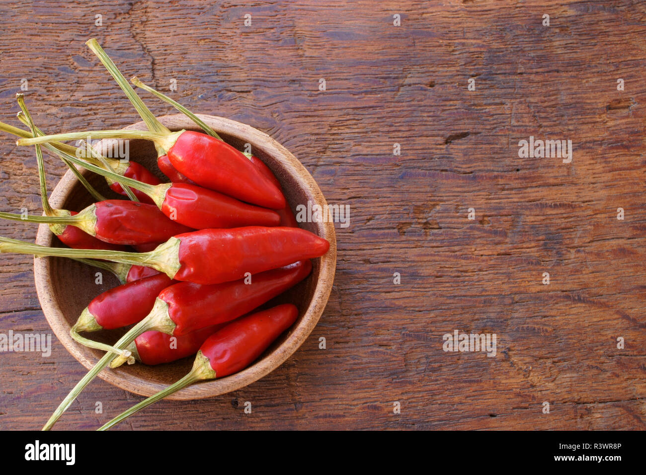 Peperoncino fresco peperoni in piccola ciotola di legno Foto Stock