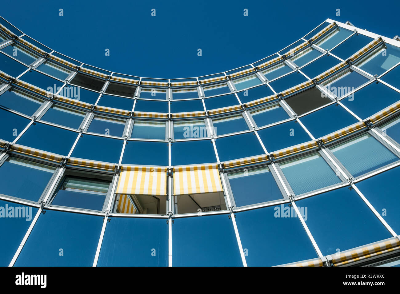 Facciata di vetro con persiane in giallo Foto Stock